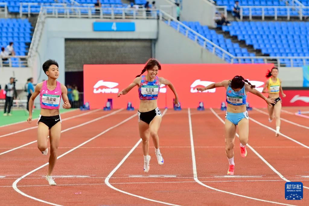 第一届全国, 新华社记者