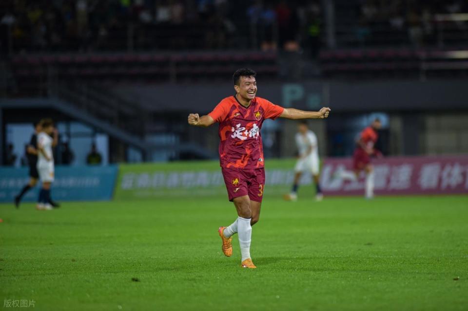 梁龙无奈接, 球攻门高出 梁龙无奈接, 球攻门高出