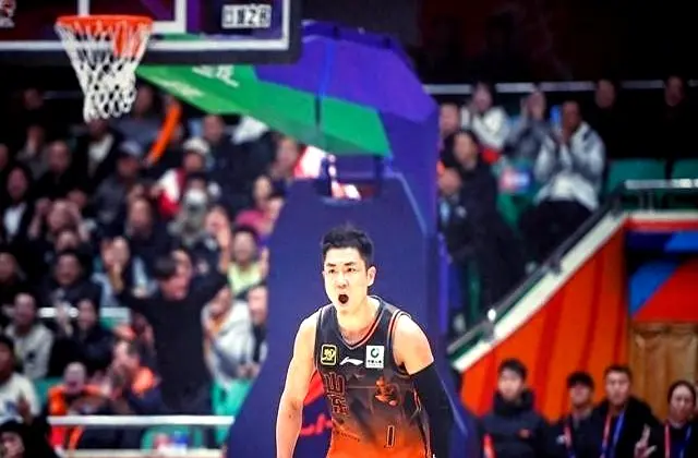 手握着横幅, 紧张的气氛